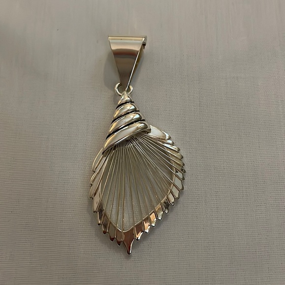 Estate jewelry seashell pendant - Picture 1 of 8